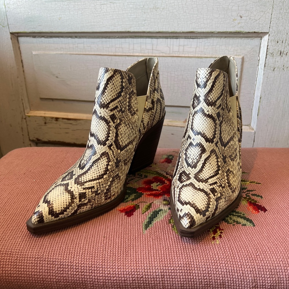 Vincent Camuto snake skin print ankle booty size 7 1/2nwot